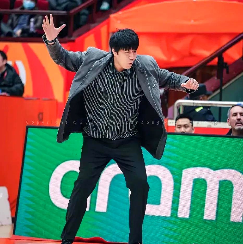 九游体育APP-转会期突围战来临，山东男篮围绕CBA季后赛止住颓势，气氛紧张，轮换策略成焦点的简单介绍