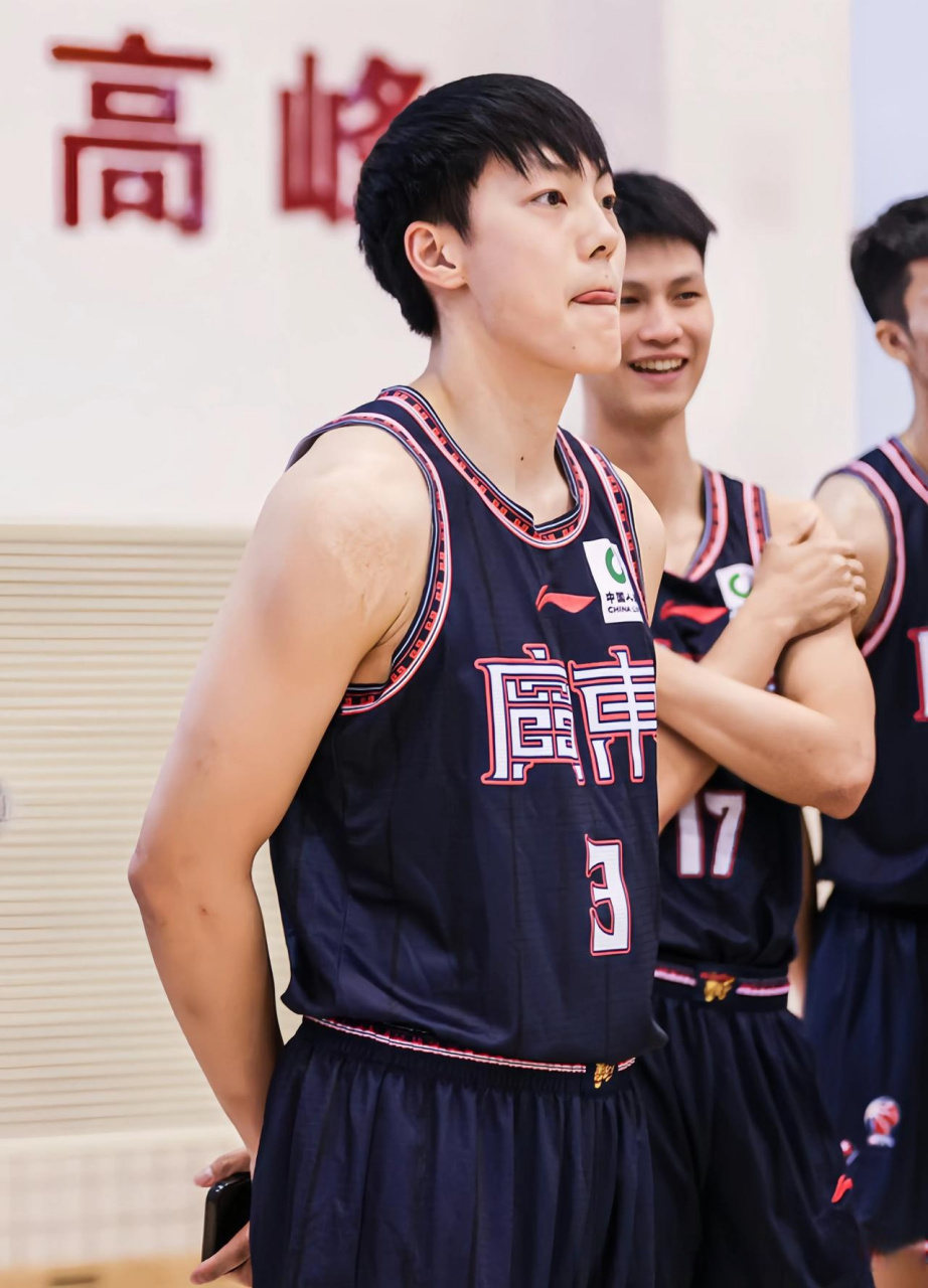 JIUYOUSPORTS-关于赛地聚焦——CBA季后赛清晨热度飙升；广东宏远战术微调；球迷炸锅；赛程密集仍需轮换的信息
